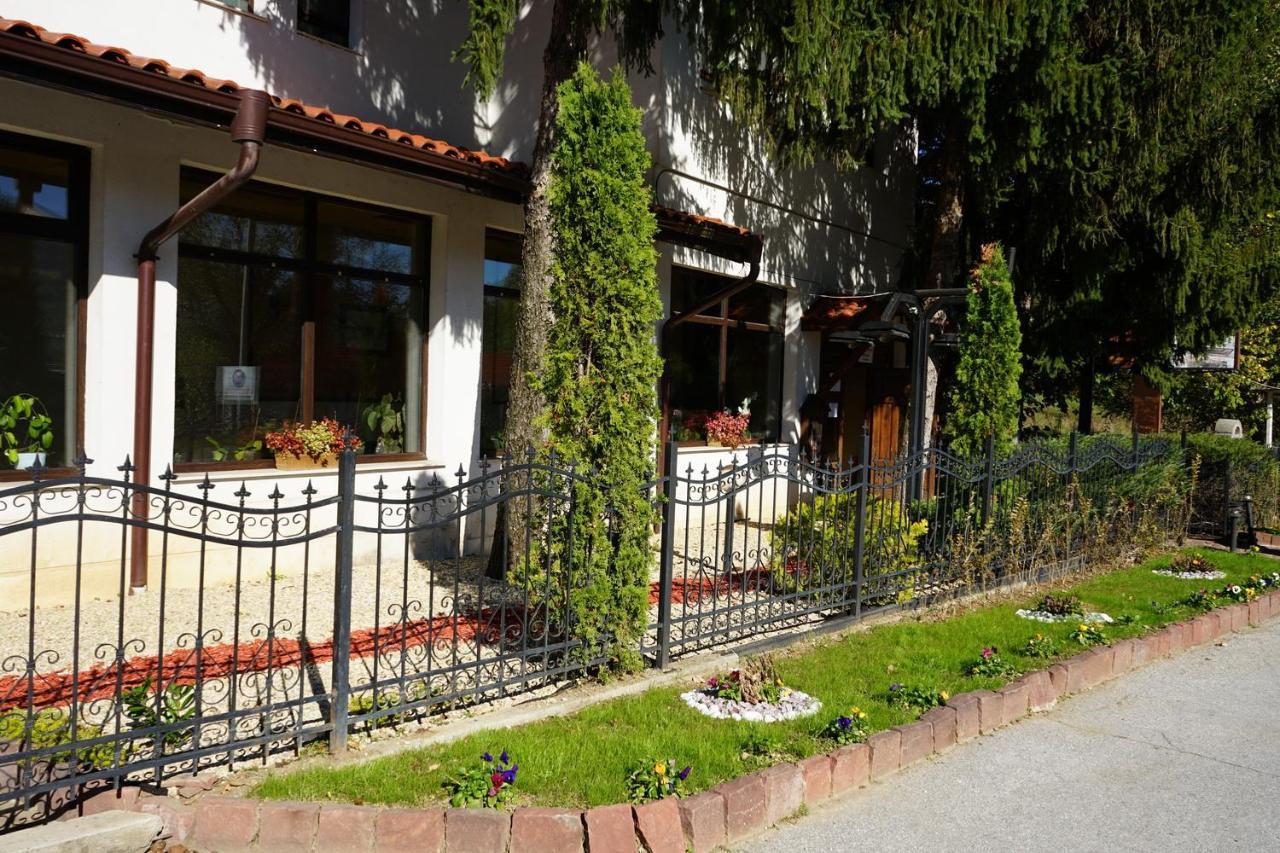 Complex Praveshki Hanove Pravets Exterior photo
